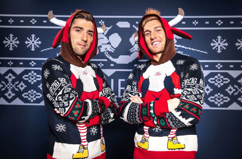 Ziemlich ausgefallen ist der Sweater von RB Leipzig. Neben Norweger-Muster wird man nämlich dank Kapuze mit dem Bullen-Pullover gleich selbst zu einem.