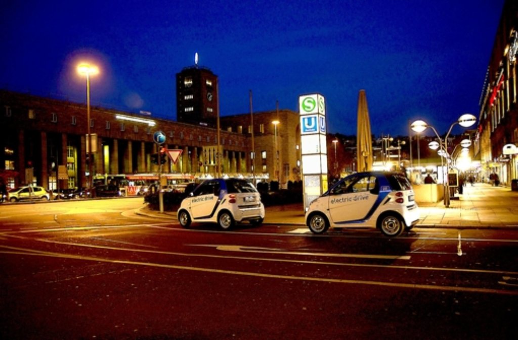 Zwei Elekto-Smarts auf dem Weg zum Stuttgarter Hauptbahnhof: Die Leihautos werden gut angenommen, sagt Daimler.