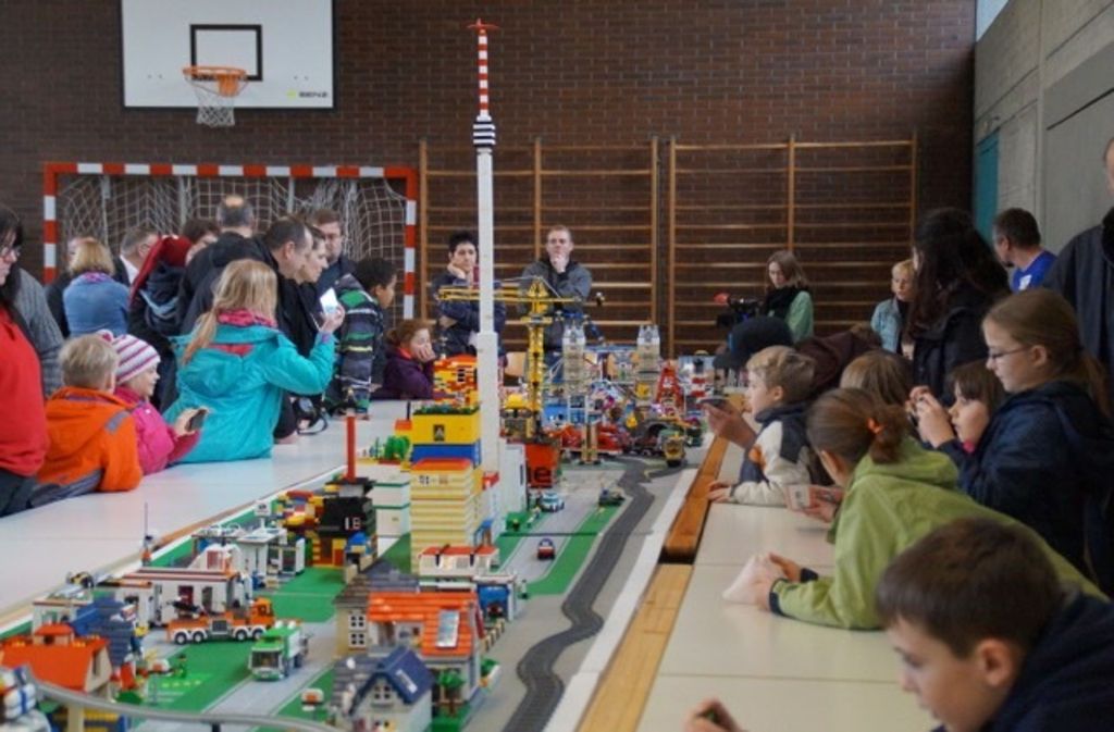 Auch in diesem Jahr können sich Besucher am Sonntag von 10 Uhr an ein Bild vom Werk der Schüler machen und durch die Lego-Stadt bummeln.