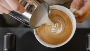Feinporig aufgeschäumte Milch ist wichtig für die Kaffeespezialität Flat White. Foto: imago/ingimage