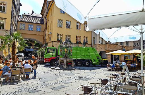Müllfahrzeuge am Hans-im-Glück-Brunnen tragen nicht gerade zum Genuss bei den Mittagstischen bei. Foto: Jürgen Brand