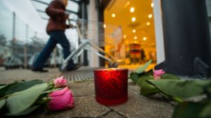 Eine Kundin geht in den Drogeriemarkt in Kandel (Rheinland-Pfalz). Dem tödlichen Angriff sei ein Streit zwischen den Teenagern im Drogeriemarkt vorausgegangen. Foto: dpa