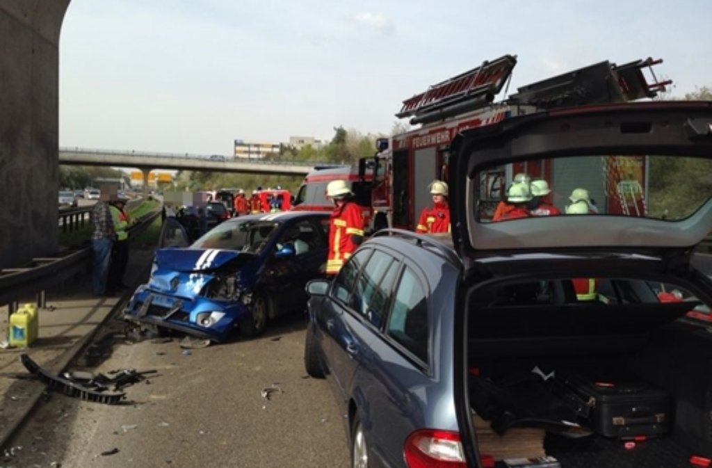 Ein Unfall auf der B27 beim Stuttgarter Fasanenhof hat am Freitagnachmittag für Stau im Feierabendverkehr gesorgt.
