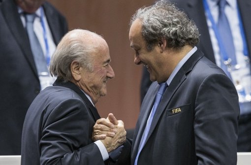 Um zwei Jahre kürzer sind nun die Sperren gegen Sepp Blatter (links) und Michel Platini. Foto: dpa