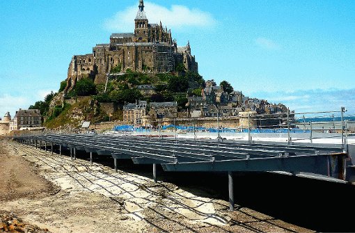 Am Mont-Saint-Michel wird fleißig gebaut. 2015 soll der alte Straßendamm Geschichte sein. Foto: Bock
