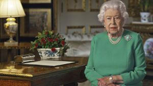 Die Queen am Sonntag auf Schloss Windsor bei ihrer TV-Rede an die Nation Foto: dpa/Buckingham Palace