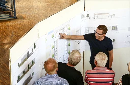 Der Architekt Florian Fehrenbacher präsentiert im Widdumhof in Münchingen die Pläne für die Mehrzweckhalle auf dem Schulcampus. Foto: Simon Granville