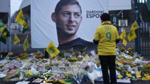 Nach dem Flugzeugabsturz trauern Fans um Fußballer Emiliano Sala. Foto: AP
