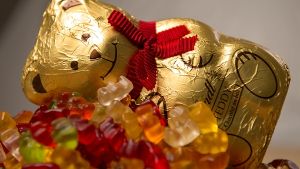 Der Schokoladenbär siegt über die Gummibären. Foto: dpa