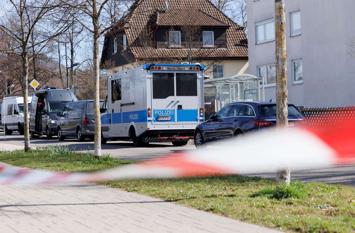 In dem Gebäude in Reutlingen wurde laut Innenminister Thomas Strobl ein „perverses“ Waffenarsenal gefunden. Foto: dpa/Julian Rettig