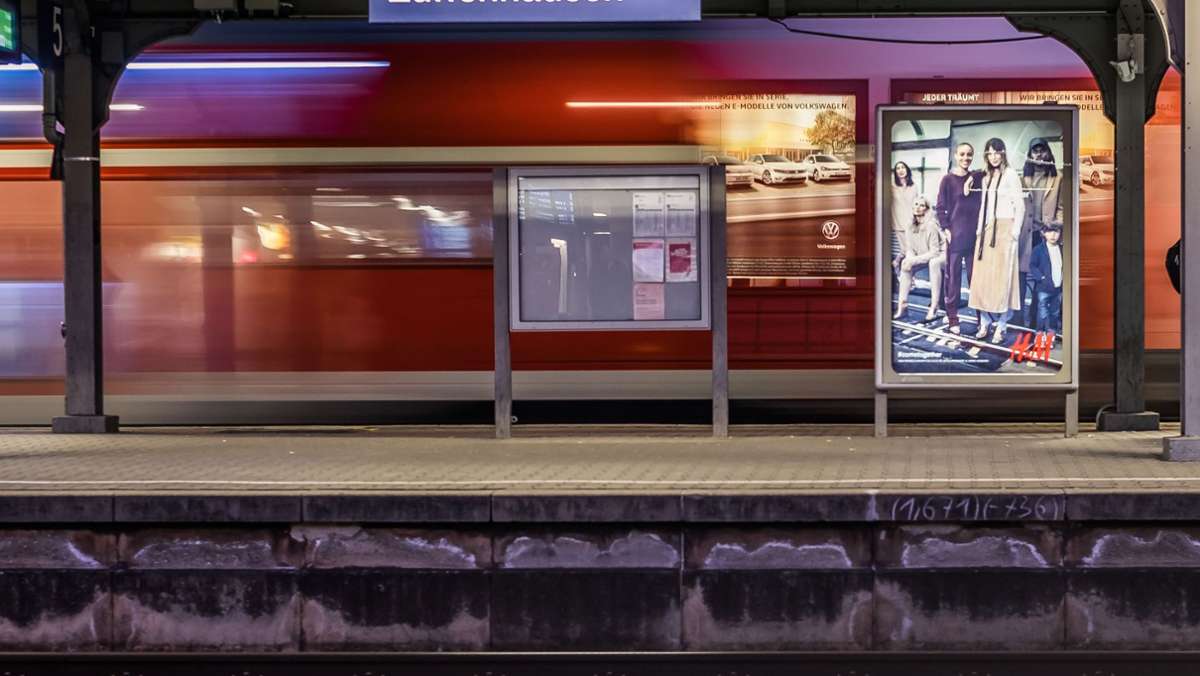 Überfall in Stuttgart: Männergruppe bedroht 20-Jährigen und raubt ihn aus