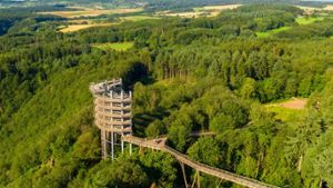 Der Baumwipfelpfad an der Saarschleife im Saarland gehört zu den spektakulärsten Baumkronenwegen Deutschlands.
