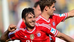Bayerns Claudio Pizarro bejubelt sein Tor zum 0:1 gegen Eintracht Braunschweig mit Thomas Müller (r). Foto: dpa