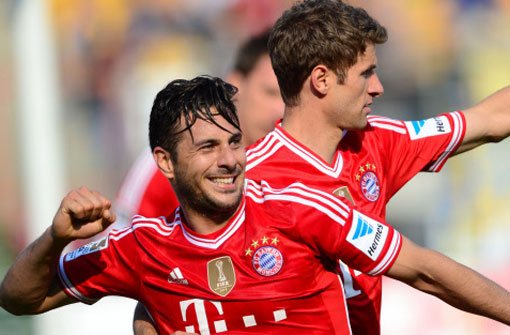 Bayerns Claudio Pizarro bejubelt sein Tor zum 0:1 gegen Eintracht Braunschweig mit Thomas Müller (r). Foto: dpa
