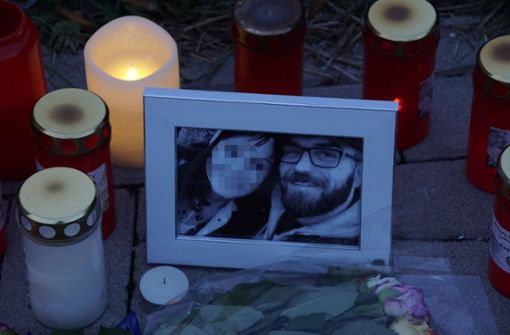 Ein Foto und Kerzen am Unfallort erinnern an den Schauspieler Ingo Kantorek sowie seine Ehefrau, die ebenfalls beim Unfall ums Leben gekommen war. Foto: SDMG / Dettenmeyer