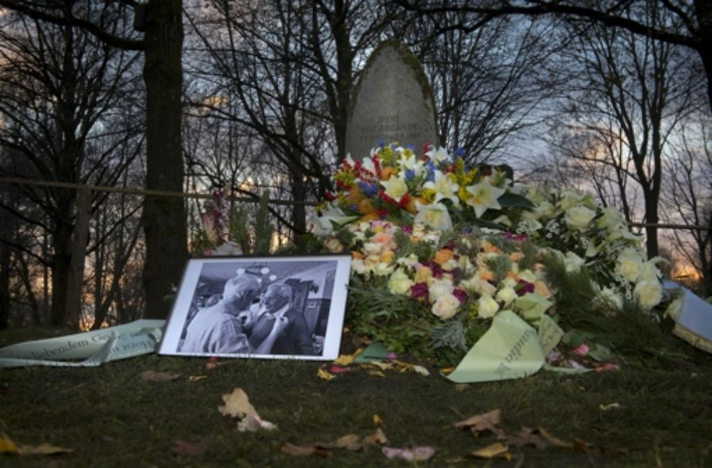 Am 20. November war Dieter Hildebrandt im Alter von 86 Jahren gestorben. Nun wurde er mit einer bewegenden Trauerfeier in München verabschiedet. Familienangehörige und Trauernde begleiten den Verstorbenen auf seinem letzten Weg.