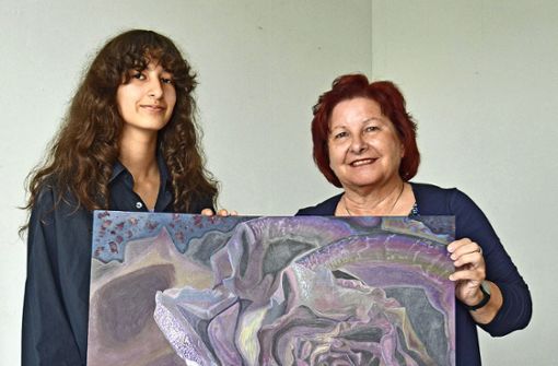 Für ihr Bild einer verblühenden Rose hat Lucía Messina (links), betreut durch Karin Genitheim von der Kunstakademie Esslingen, einen Bundespreis gewonnen. Foto: Gaby Weiß