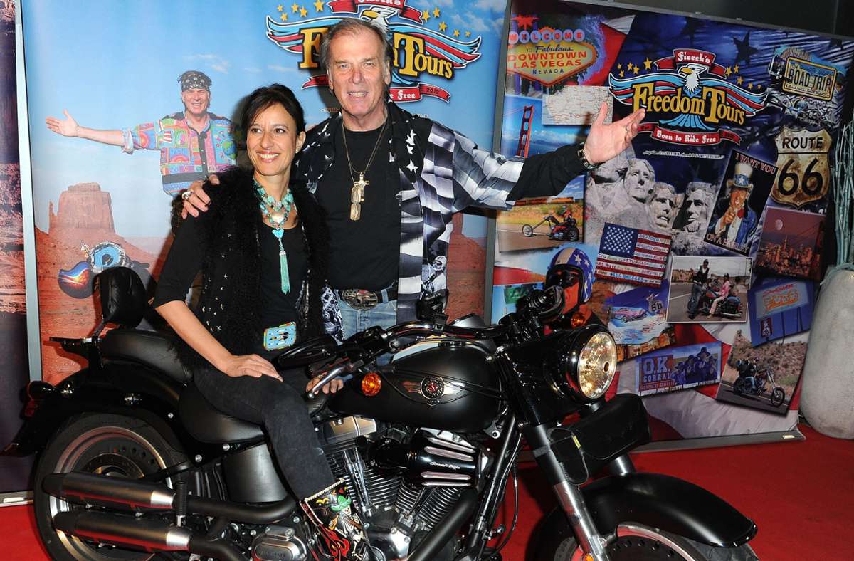 Der Schauspieler Wolfgang Fierek und seine Frau Djamila mit Harley-Davidson Foto: dpa/Ursula Düren