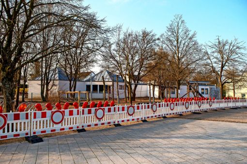 An der Lindenschule in  Murr ist kein Durchkommen mehr zum Spielplatz.   Foto: Oliver Bürkle