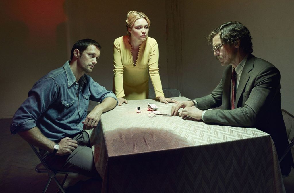 Die ganze Welt ist Bühne: Gadi (Alexander Skarsgård), Charlie (Florence Pugh) und Martin (Michael Shannon, von links) inszenieren den nächsten Agenteneinsatz des Mossad.