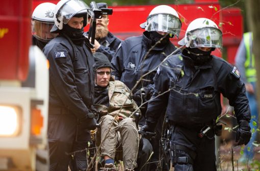 Polizisten tragen im Hambacher Forst einen Demonstranten davon. Foto: dpa