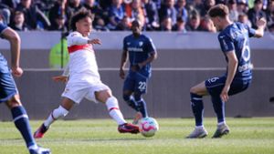 Enzo Millot streckt sich mächtig für den VfB Stuttgart. Der Mittelfeldspieler überzeugt in Bochum. Foto: Baumann/Julia Rahn