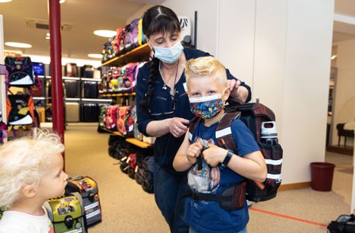 Der sechsjährige Joschi kam spontan mit der ganzen Familie zum Einkaufen zu „Leder Maurer“ und wurde fündig. Foto:  