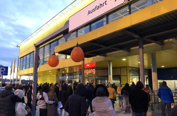 Systemausfall: Hunderte Kunden stehen in der Kälte: Riesenchaos vor dem Ludwigsburger Ikea-Haus