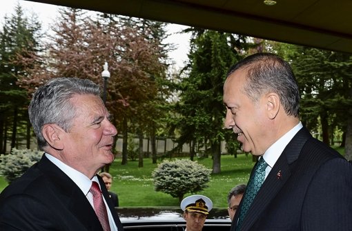 Rüge vom Präsidenten: Gauck beim Handschlag mit dem türkischen Premier Erdogan in Ankara. Foto: Agentur