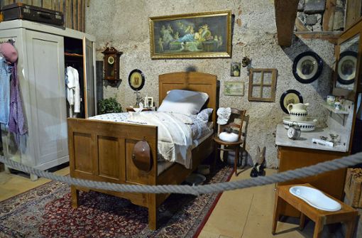 In der Ausstellung ist unter anderem das Schlafzimmer von Hilde Clauß, der Schwester von Martha Clauß, der das Gebäude zuletzt gehörte, zu sehen. Foto: /Andreas Kaier