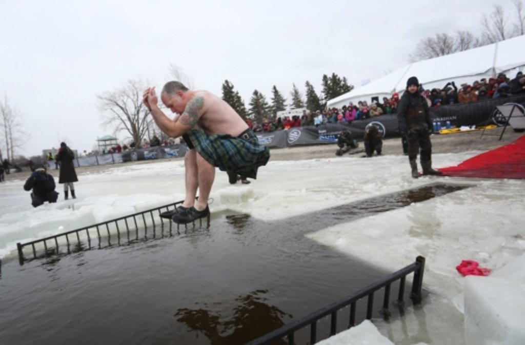 Im kanadischen Ottawa haben sich Hartgesottene beim Neujahrsschwimmen ins eiskalte Wasser getraut.