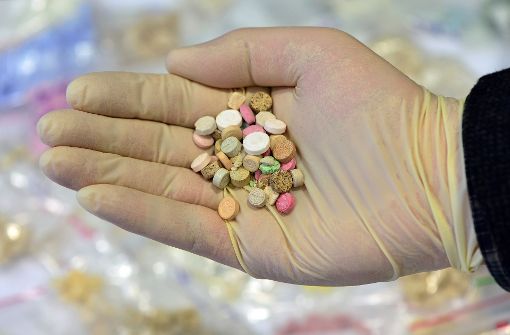 Sensationsfund in den Niederlanden: In einem Lastwagen hat die Polizei das Material für rund eine Milliarde Ecstasy-Pillen entdeckt (Symbolbild). Foto: dpa