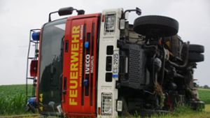 Eine unglückliche Situation führte im Juni dazu, dass dieses Musberger Feuerwehrauto auf der Fahrt zu einem Einsatzort umgekippt ist. Foto: SDMG/Boehmler