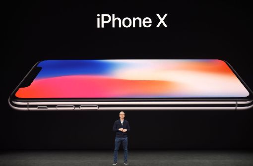 Der Rummel um die Vorstellung neuer Apple-Produkte hat fast schon rituelle Züge. Hier präsentiert Konzernchef Tim Cook das neueste iPhone. Foto: AFP