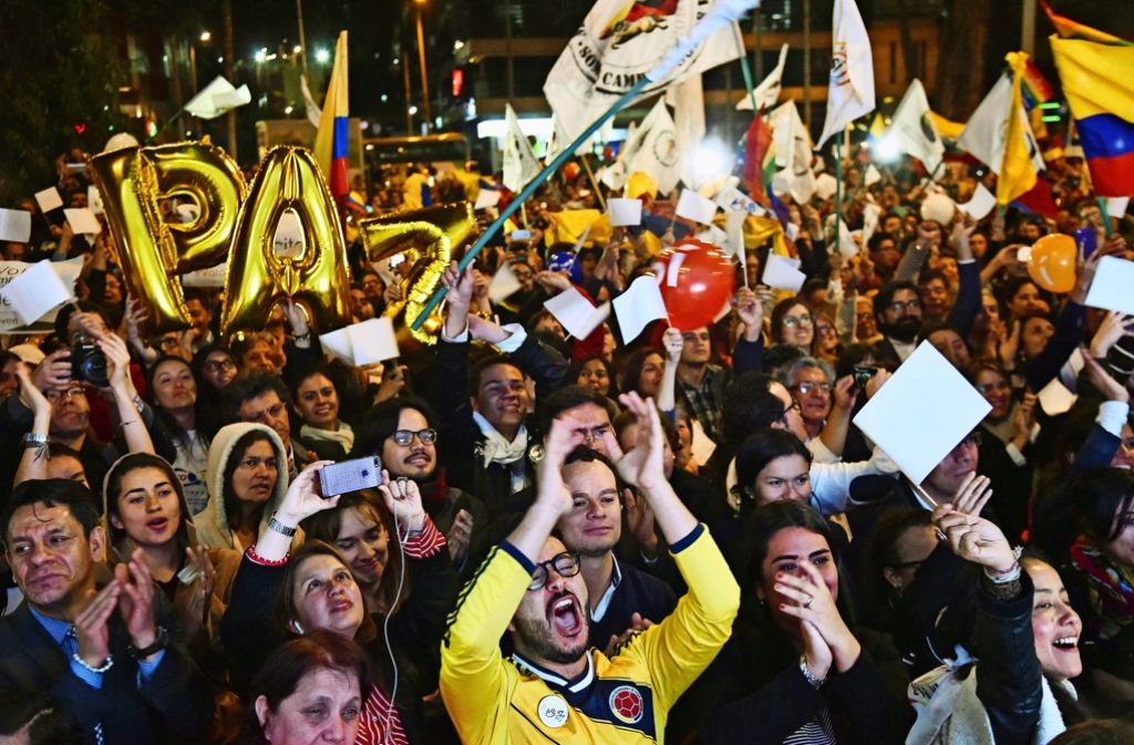 Kolumbianer begrüßen den Friedensabschluss während einer öffentlichen Übertragung. Foto: AFP