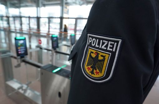 Bundespolizist am Hamburger Flughafen Foto: dpa/Marcus Brandt