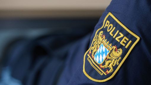Ein Wappen der Bayerischen Polizei an einer Uniform. Foto: Timm Schamberger/dpa