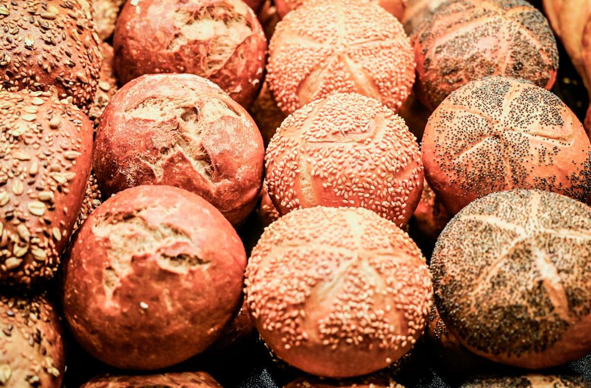 Rund 30 Brötchen und zehn Brote laden derzeit fast täglich in der Jagst (Symbolbild). Foto: IMAGO/Funke Foto Services