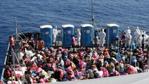 Entdecken die Besatzungen der Nato-Schiffe in Seenot geratene Flüchtlinge, sollen diese künftig  gerettet und in die Türkei zurückgebracht werden. Foto: Bundeswehr/Gottschalk/dpa