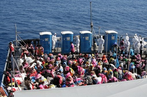 Entdecken die Besatzungen der Nato-Schiffe in Seenot geratene Flüchtlinge, sollen diese künftig  gerettet und in die Türkei zurückgebracht werden. Foto: Bundeswehr/Gottschalk/dpa