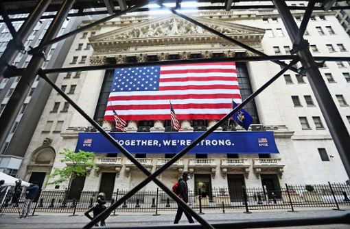 Eine riesige US-Flagge hängt an der Fassade der New Yorker Börse mit dem Schriftzug „Together, we’re strong.“ (Zusammen sind wir stark). New York war das US-Epizentrum der Corona-Pandemie. Foto: dpa/Wang Ying