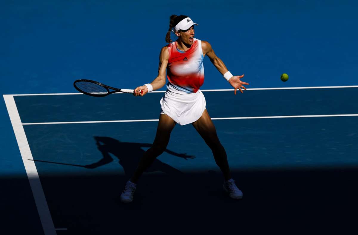 Andrea Petkovic (Deutschland)  zeigt sich bei ihrem Auftaktspiel bei den Australien Open in einem noch relativ zurückhaltenden rot-weißen Farbmix.