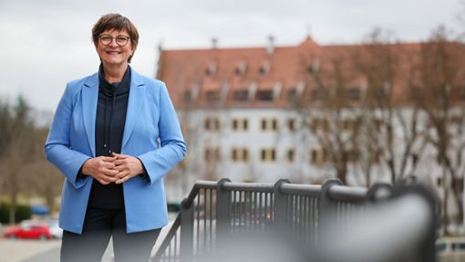Zu Besuch: SPD-Chefin Saskia Esken in Zwickau. Foto: dpa/Jan Woitas