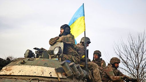 Der ukrainische Präsident Selenskyj hat ein Dekret zur Änderung des Pflichtwehrdienstzeit unterschrieben. Foto: dpa/Roman Chop