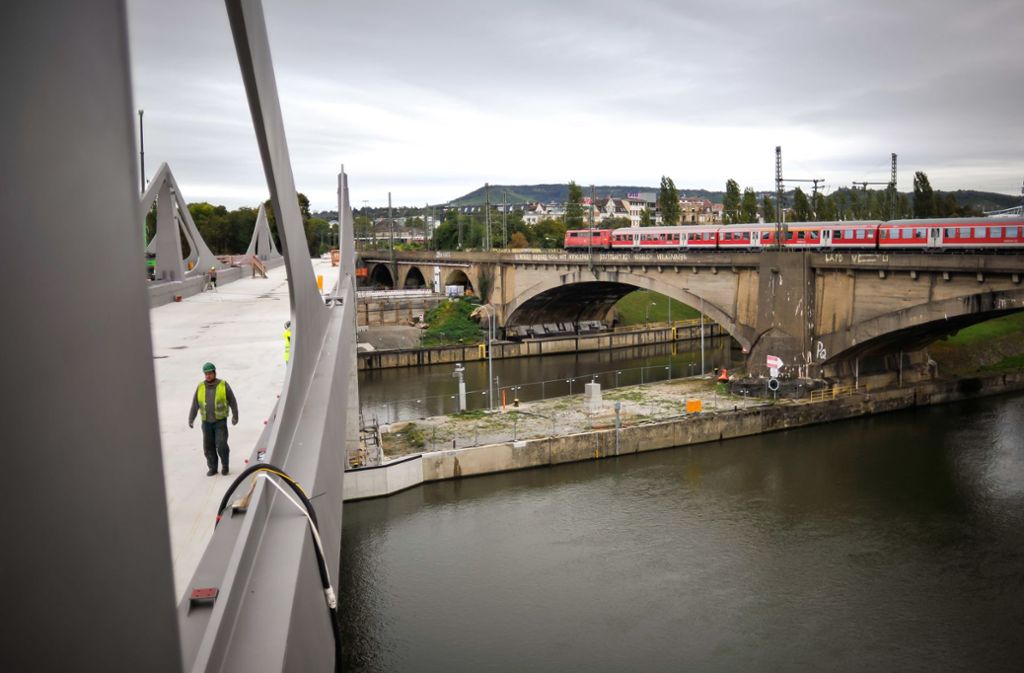 Die Zukunft der alten Bahnbrücke, über die hier eben ein Nahverkehrszug rollt, ist ungeklärt. Mit dem Neubau der Stahlbrücke wird sie beim Projekt Stuttgart 21 nicht mehr gebraucht werden. Im Stuttgarter Gemeinderat aber gibt es eine Debatte darüber, sie für eine Fuß- und Radweg zu ertüchtigen.