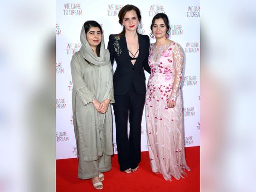 Emma Watson (Mitte) mit Malala Yousafzai (links) und Waad Al-Kateab (rechts) in London. Foto: IMAGO/Doug Peters