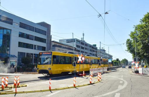 Am  Autohofkreisel wird gerade noch gebaut. Von 1. August an wird die Stadtbahn-Gleistrasse bis zum Hedelfinger Platz begrünt. Busse werden die Stadtbahn ersetzen. Foto: /Mathias Kuhn
