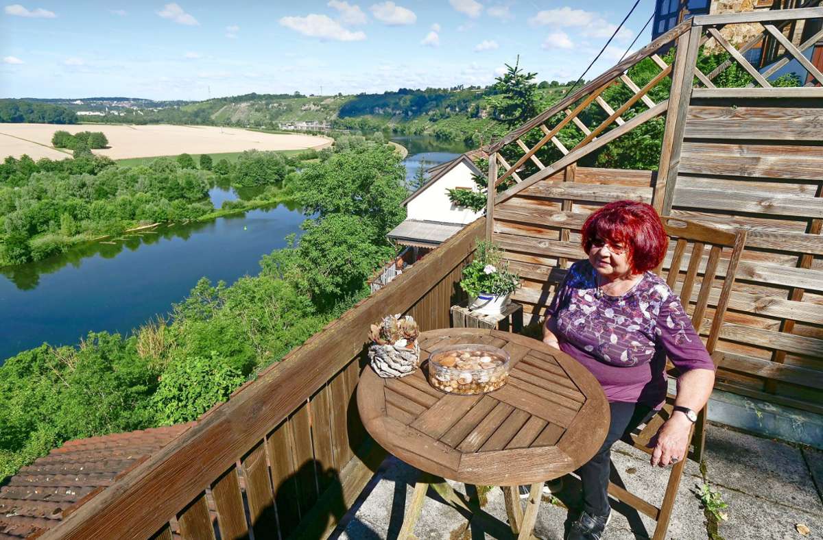 Hilde Klotz wohnt in einem außergewöhnlichen Straßenzug in Ludwigsburg-Poppenweiler. Von ihrer Terrasse überblickt sie die Zugwiesen und die Neckarsteillagen.