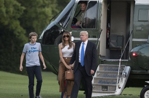 Das Ehepaar Trump mit Sohn Barron nach ihrer Landung nahe dem südlichen Rasen des Weißen Hauses. Foto: AP
