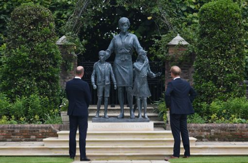 William (links) und Harry nach der Enthüllung der Diana-Statue im Garten des Kensington-Palasts Foto: dpa/Dominic Lipinski